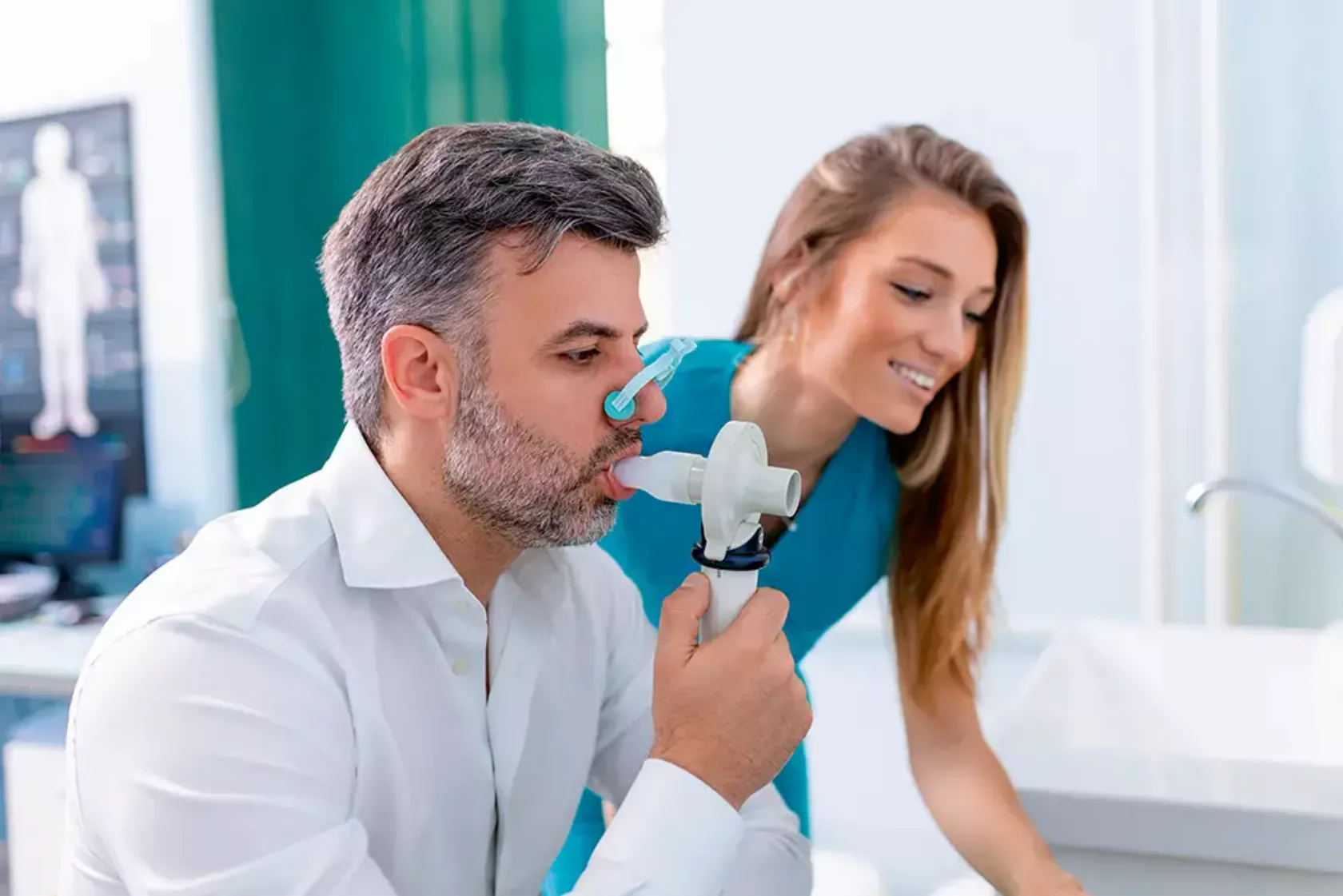 Bei einem Patienten wird in der Praxis die Atemfunktion untersucht.