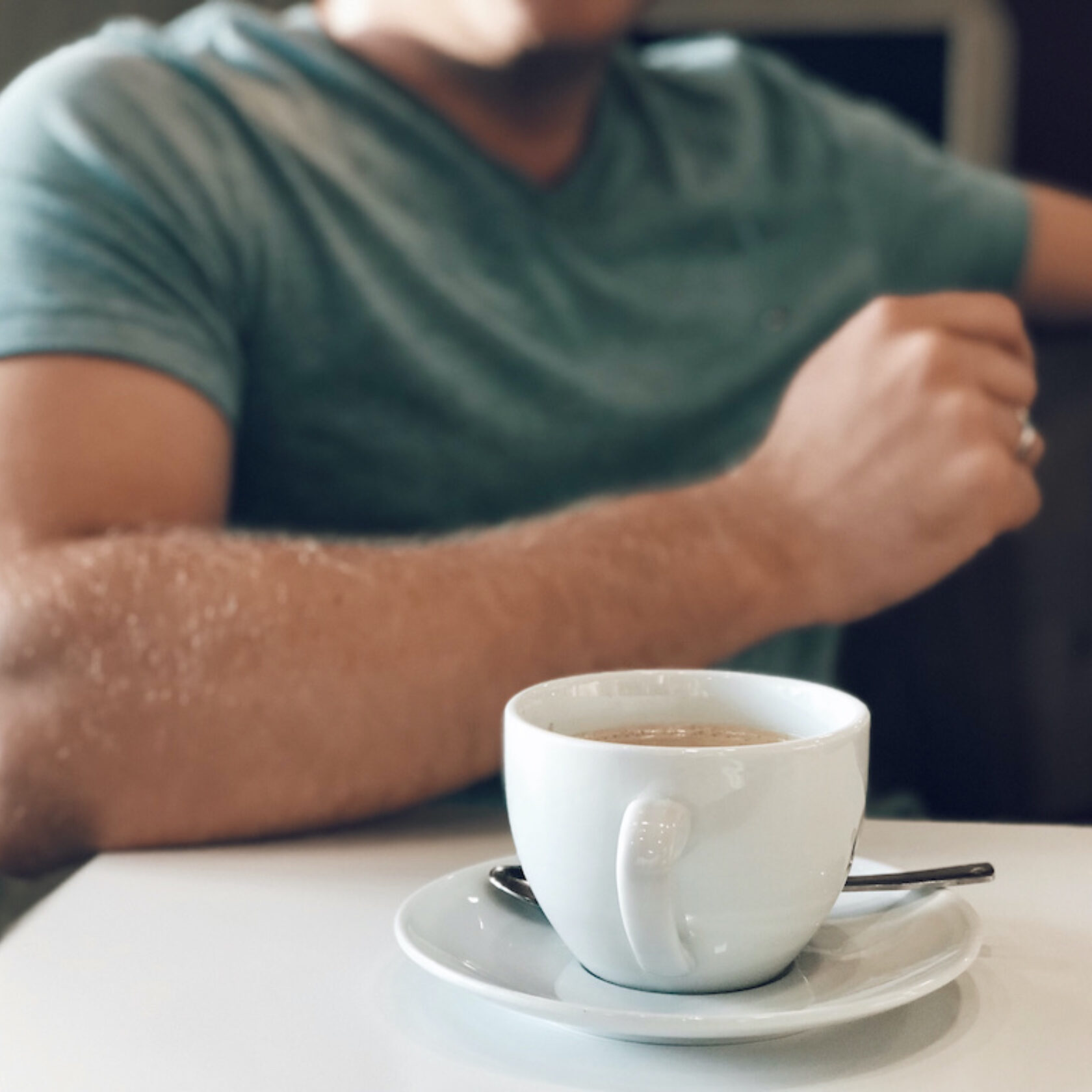 Kaffeetasse und Mann im Hintergrund