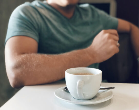 Kaffeetasse und Mann im Hintergrund