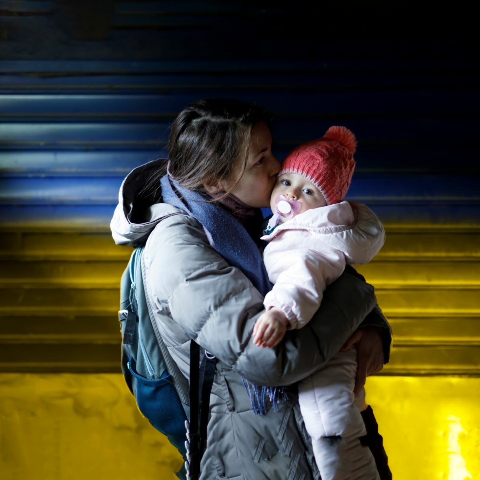 Ukrainische Frau mit Kleinkind auf der Flucht