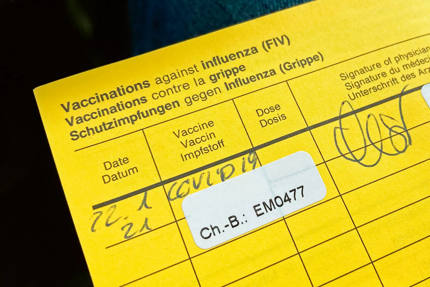Foto eines Impfpasses, in den eine COVID-19-Impfung eingetragen ist.