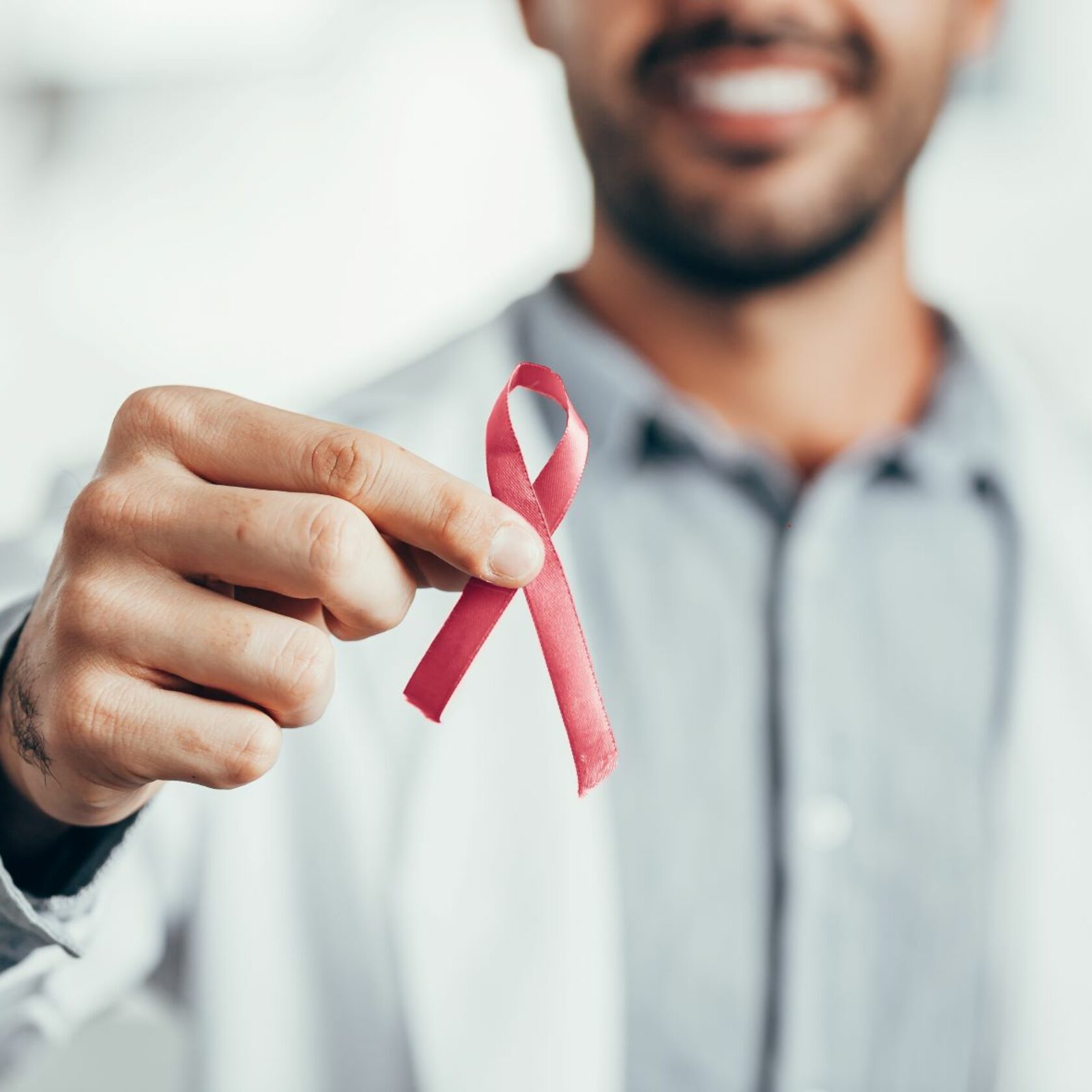 Arzt zeigt HIV-Schutzsymbol
