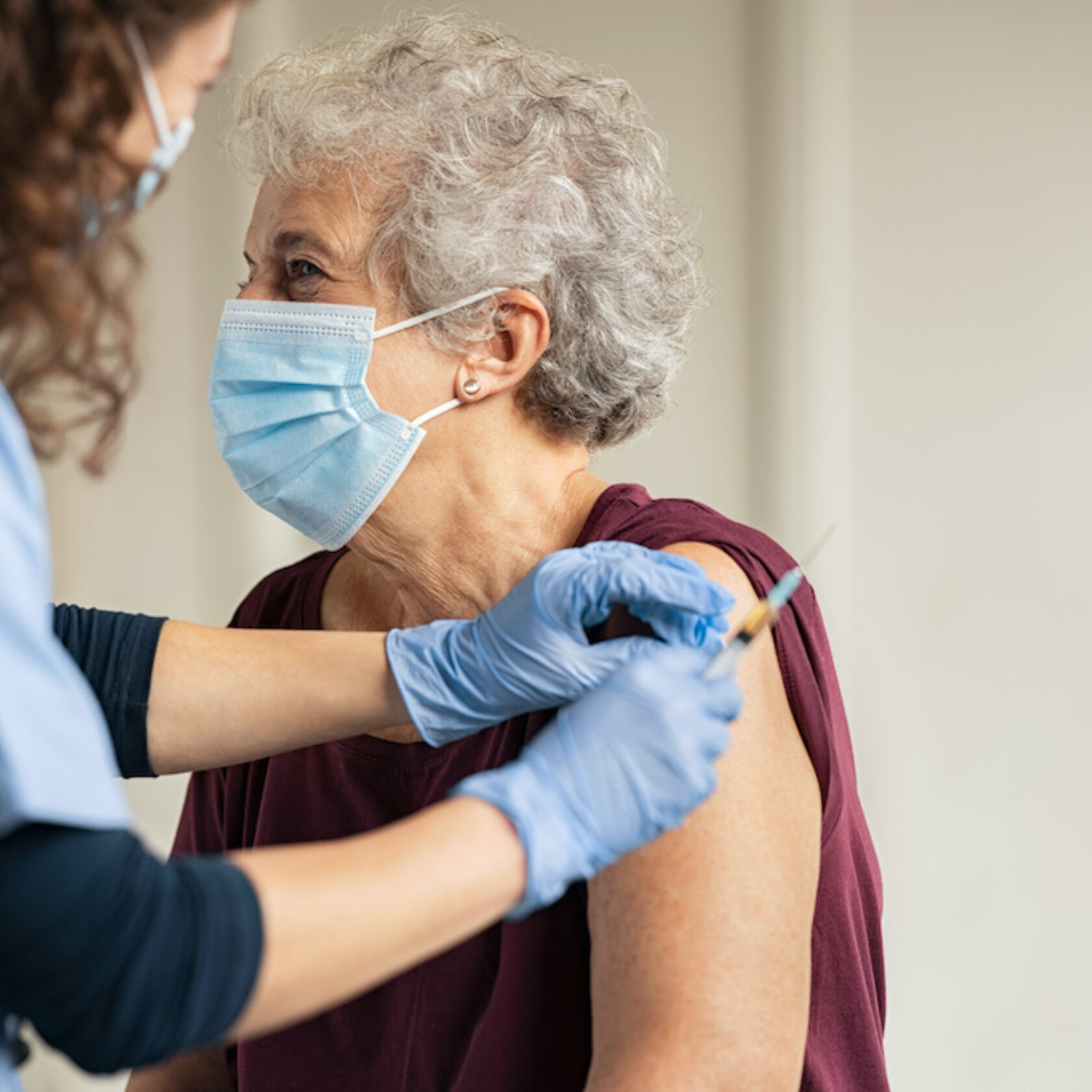 Seniorin erhält eine Impfung