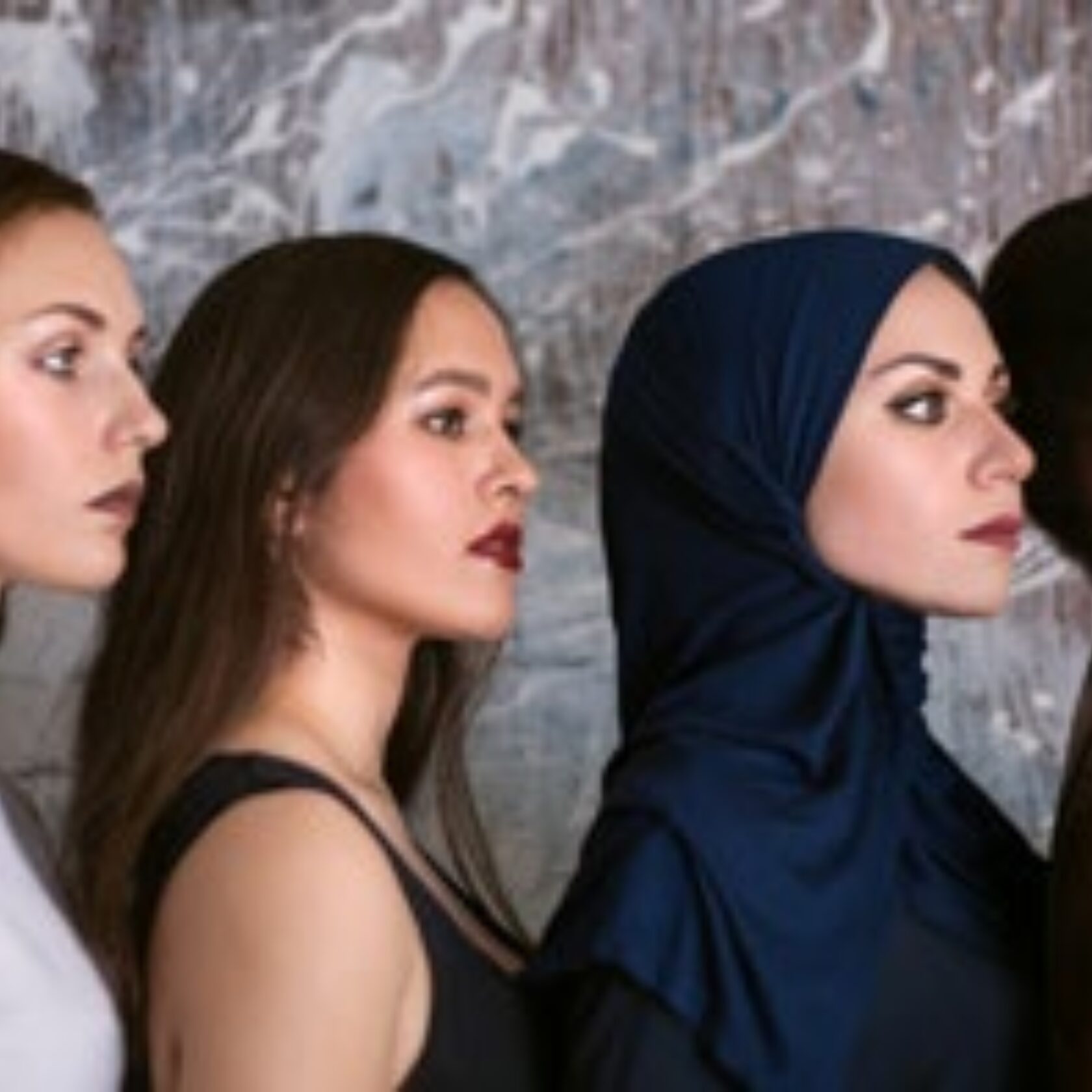 Vier Frauen mit unterschiedlicher Hautfarbe zeigen Diversität