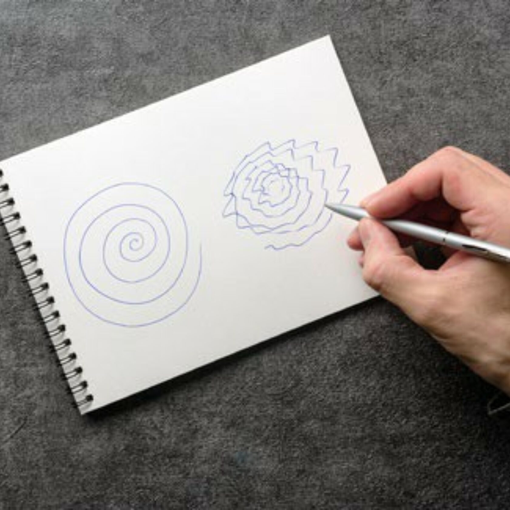 Parkinson-Syndrom: Hand zeichnet statt einer Spirale eine Zickzack-Spirale