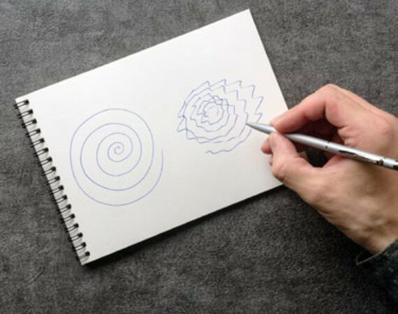 Parkinson-Syndrom: Hand zeichnet statt einer Spirale eine Zickzack-Spirale