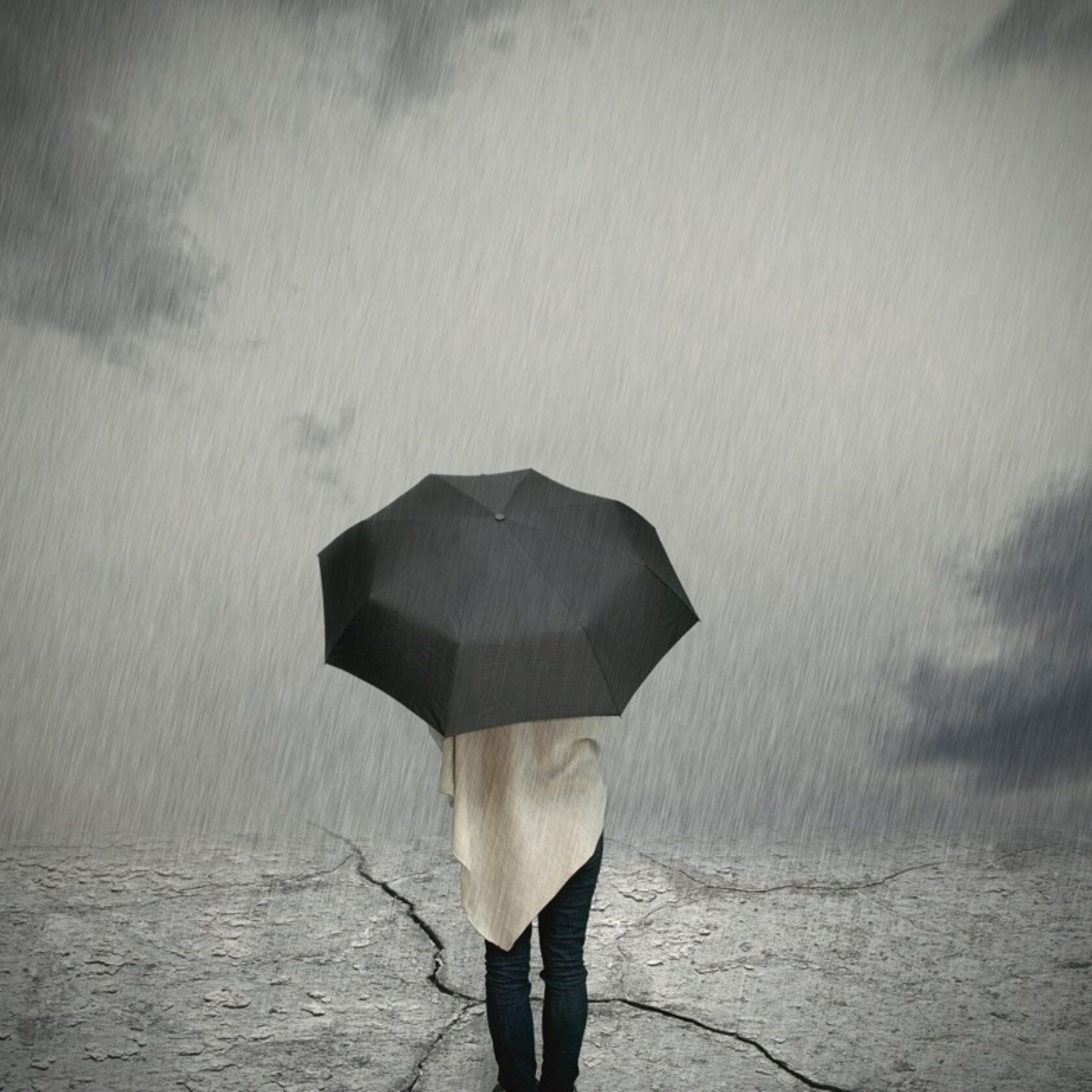 Trübes Regenwetter Person mit schwarzem Regenschirm