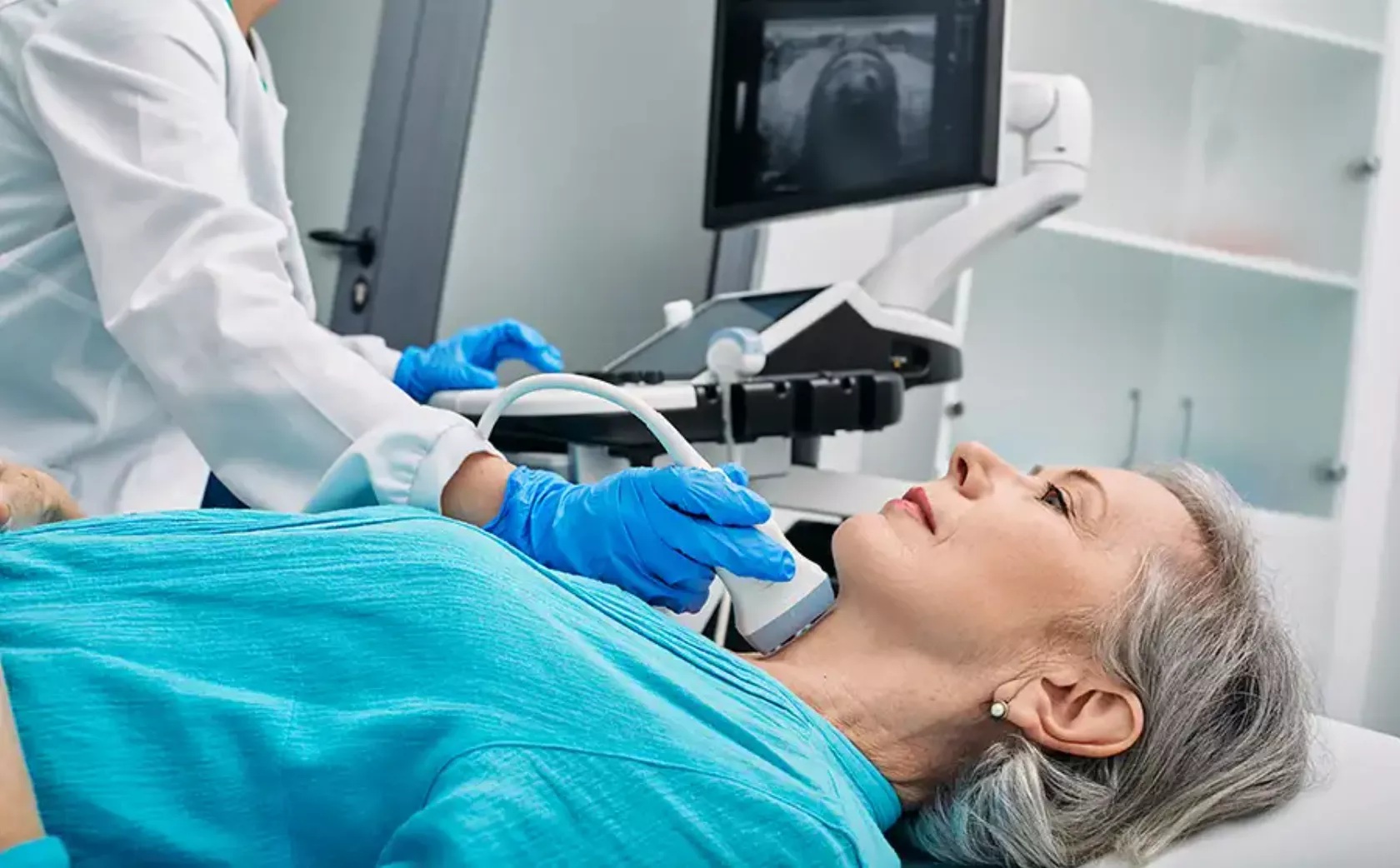Patientin während eines Schilddrüsen-Ultraschalls.