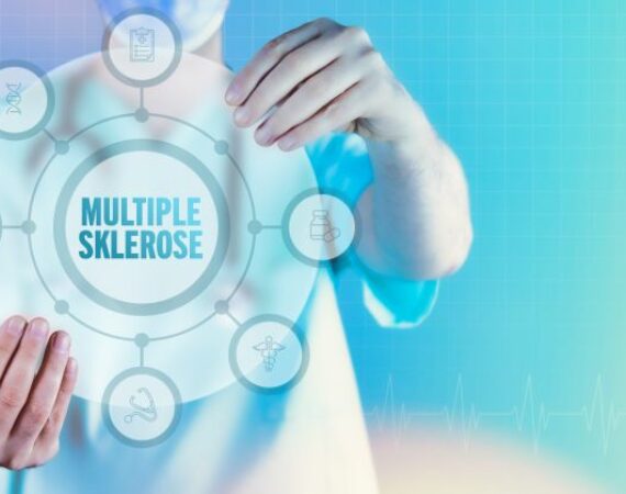 Arzt hält virtuelles Interface mit Text Multiple Sclerose und Icons im Kreis